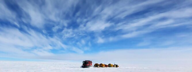 FX Mayr Kur beliebtes Urlaubsziel – Antarktis - Null Bewohner, Millionen Pinguine und feste Dimensionen. Am südlichen Ende der Erde, wo die Sonne nur zwischen Frühjahr und Herbst über dem Horizont aufgeht, liegt der 7. Kontinent, die Antarktis. Riesig, bis auf ein paar Forscher unbewohnt und ohne offiziellen Besitzer. Eine Welt, die überrascht, bevor Sie sie sehen. Deshalb ist ein Besuch definitiv etwas für die Schatzkiste der Erinnerung und allein die Ausmaße dieser Destination sind eine Sache für sich. Du trittst aus deinem gemütlichen Hotelzimmer und es begrüßt dich die warme italienische Sonne. Du blickst auf den atemberaubenden Gardasee, der in zahlreichen Blautönen schimmert - von tiefem Dunkelblau bis zu funkelndem Türkis. Majestätische Berge umgeben dich, während die Brise sanft deine Haut streichelt und der Duft von blühenden Zitronenbäumen deine Nase kitzelt. Du schlenderst die malerischen, engen Gassen entlang, vorbei an farbenfrohen, blumengeschmückten Häusern. Vereinzelt unterbricht das fröhliche Lachen der Einheimischen die friedvolle Stille. Du fühlst dich wie in einem Traum, der nicht enden will. Jeder Schritt führt dich zu neuen Entdeckungen und Abenteuern. Du probierst die köstliche italienische Küche mit ihren frischen Zutaten und verführerischen Aromen. Die Sonne geht langsam unter und taucht den Himmel in ein leuchtendes Orange-rot - ein spektakulärer Anblick.