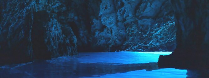 Trip FX Mayr Kur Reisetipps - Die Blaue Grotte von Bisevo in Kroatien ist nur per Boot erreichbar. Atemberaubend schön fasziniert dieses Naturphänomen in leuchtenden intensiven Blautönen. Ein idyllisches Highlight der vorzüglich geführten Speedboot-Tour im Adria Inselparadies, mit fantastisch facettenreicher Unterwasserwelt. Die Blaue Grotte ist ein Naturwunder, das auf der kroatischen Insel Bisevo zu finden ist. Sie ist berühmt für ihr kristallklares Wasser und die einzigartige bläuliche Farbe, die durch das Sonnenlicht in der Höhle entsteht. Die Blaue Grotte kann nur durch eine Bootstour erreicht werden, die oft Teil einer Fünf-Insel-Tour ist.