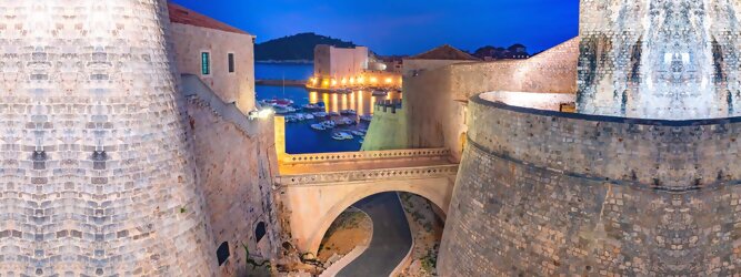 Trip FX Mayr Kur Stadt Urlaub - Dubrovnik - Einen Wahnsinns Panoramablick hat man von Dubrovniks Hausberg Srd. Empor geht’s ganz easy und entspannt, minutenschnell mit der Luftseilbahn. Für begeisterte GOT-Fans empfiehlt sich die speziell geführte Game-of-Thrones-Tour zu den bekanntesten Drehorten und Schauplätzen der erfolgreichen Kultserie, der Eiserne Thron ist auf der kleinen idyllischen Insel Lokrum zu bestaunen. Die beliebtesten Orte für Dubrovnik Ferien, locken mit besten Angebote für Hotels und Ferienunterkünfte mit Werbeaktionen, Rabatten, Sonderangebote für Dubrovnik Urlaub buchen. Reisedaten eingeben und Hotel Flug Mietwagen Attraktionen Taxis für eine Dubrovnik Reise flexibel buchen. Sollten sich die Pläne ändern, sind viele der Unterkünfte und Zimmer in Dubrovnik kostenfrei stornierbar.