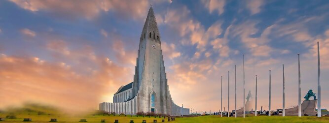Trip FX Mayr Kur Reisetipps - Hallgrimskirkja in Reykjavik, Island – Lutherische Kirche in beeindruckend martialischer Betonoptik, inspiriert von der Form der isländischen Basaltfelsen. Die Schlichtheit im Innenraum erstaunt, bewegt zum Innehalten und Entschleunigen. Sensationelle Fotos gibt es bei Polarlicht als Hintergrundkulisse. Die Hallgrim-Kirche krönt Islands Hauptstadt eindrucksvoll mit ihrem 73 Meter hohen Turm, der alle anderen Gebäude in Reykjavík überragt. Bei keinem anderen Bauwerk im Land dauerte der Bau so lange, und nur wenige sorgten für so viele Kontroversen wie die Kirche. Heute ist sie die größte Kirche der Insel mit Platz für 1.200 Besucher.