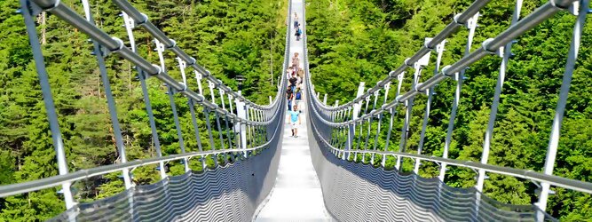 Trip FX Mayr Kur Reisetipps - highline179 - Die Brücke BlickMitKick | einmalige Kulisse und spektakulärer Panoramablick | 20 Gehminuten und man findet | die längste Hängebrücke der Welt | Weltrekord Hängebrücke im Tibet Style - Die highline179 ist eine Fußgänger-Hängebrücke in Form einer Seilbrücke über die Fernpassstraße B 179 südlich von Reutte in Tirol (Österreich). Sie erstreckt sich in einer Höhe von 113 bis 114 m über die Burgenwelt Ehrenberg und verbindet die Ruine Ehrenberg mit dem Fort Claudia.