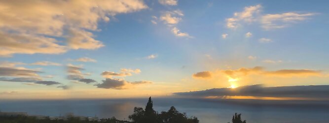 FX Mayr Kur Reiseideen Pauschalreise - La Palma macht ihrem Beinamen, die Schöne, alle Ehre. Das Kleinod im Atlantik erstrahlt in sattem Grün, verziert mit hübschen landestypischen Villen in den weit gestreuten Dörfern, eingerahmt von weichen Wellen des dunkelblauen atlantischen Ozeans, am Himmel ziehen malerische Formationen, bauschiger weißer Schäfchenwolken. Eine Bilderbuchidylle zum Verlieben. Die beliebtesten Orte für La Palma Ferien, locken mit besten Angebote für Hotels und Ferienunterkünfte mit Werbeaktionen, Rabatten, Sonderangebote für La Palma Urlaub buchen. Reisedaten eingeben und Hotel Flug Mietwagen Attraktionen Taxis für eine La Palma Reise flexibel buchen. Sollten sich die Pläne ändern, sind viele der Unterkünfte und Zimmer auf La Palma kostenfrei stornierbar.