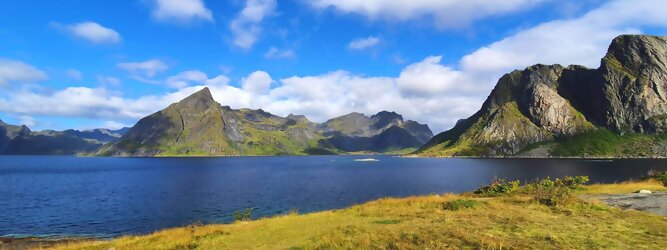Trip FX Mayr Kur Reisetipps - Die Lofoten Inseln Norwegen – Skandinaviens eiskalte Schönheit fasziniert mit atemberaubenden Nordlichtern und geradezu außerirdisch imposanten Gebirgskulissen. Land der Mitternachtssonne am Polarkreis, ein Paradies für Wanderer, Naturfreunde, Hobbyfotografen und Instagram er/innen. Die Lofoten gehören zu Norwegen und liegen nördlich des Polarkreises. Erfahren Sie hier, was für eine einzigartige Landschaft die Lofoten zu bieten haben und was Sie dort erwartet. Vorsicht akutes Fernweh! Die meisten von Ihnen kennen wahrscheinlich die Lofoten. Man stellt sich malerische Fischerdörfer vor, umgeben von hohen Bergen und tiefblauen Fjorden.
