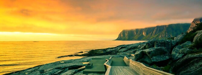 Feriendestination Norwegen – Schwindelfrei auf Preikestolen – die spektakuläre Felskanzel erhebt sich als steile Plateauklippe über dem Lysefjord. Die Aussicht über den Fjord ist atemberaubend, schwindelfrei sein ist Voraussetzung. Es lohnt sich auf jeden Fall, schon mitten in der Nacht aufzustehen, um den magischen Moment des überwältigend schönen Sonnenaufgangs mitzuerleben, grandios wie sich die ersten Sonnenstrahlen in den steilen Felswänden verfangen und die Bergmauern zum Leuchten bringen. Dieser Augenblick inspiriert zur Demut und Dankbarkeit. Die beliebtesten Orte für Ferien in Norwegen, locken mit besten Angebote für Hotels und Ferienunterkünfte mit Werbeaktionen, Rabatten, Sonderangebote für Norwegen Urlaub buchen.