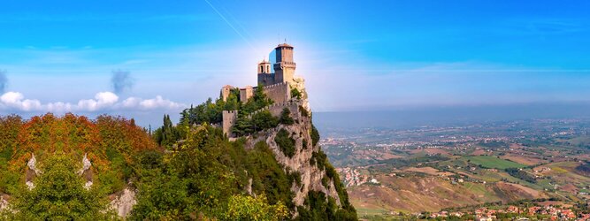 FX Mayr Kur Reiseideen Pauschalreise - San Marino – Hol ihn dir – den heißbegehrten Einreise-Stempel von San Marino. Nimm deinen Reisepass, besuche die örtliche Tourismusbehörde, hier wird die kleine Trophäe in dein Reisedokument gestempelt, es sieht gut aus und ist eine supertolle Urlaubserinnerung. Dieses neue Trendy-Reiselust-Souvenir passt ausgezeichnet zu den anderen außergewöhnlichen Stempeln deiner vergangenen Reisen. San Marino ist ein sehr interessanter Zwergstaat, eine Enklave, vollständig von Italien umgeben, eine der ältesten bestehenden Republiken und eines der reichsten Länder der Welt. Die beliebtesten Orte für Ferien in San Marino, locken mit besten Angebote für Hotels und Ferienunterkünfte mit Werbeaktionen, Rabatten, Sonderangebote für San Marino Urlaub buchen.